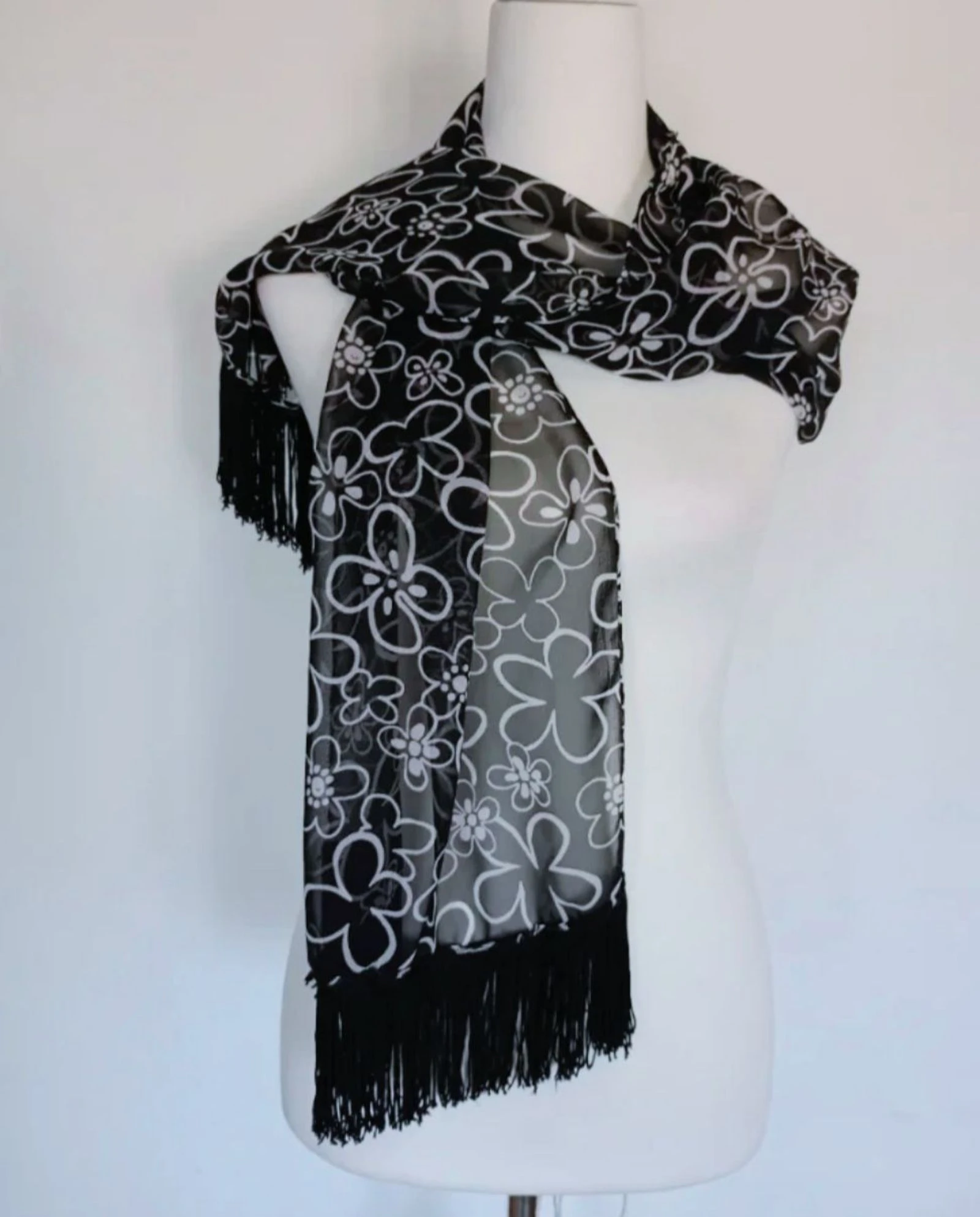 pañuelo con estampado de flores 36cm x 140cm.